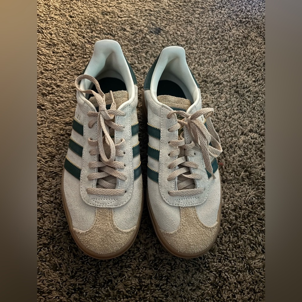 Gazelle adidas 6.5 cream color and & green